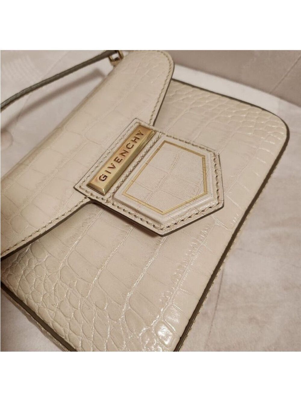 💫 Host Pick ⭐️(725❗️)Givenchy Crocodile Embossed Crossbody - Picture 6 of 7